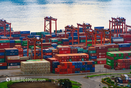 集装箱货运船在城市进出口业务和物流国际货进出口业务中的空观察由起重机在香港维多利亚向口运输